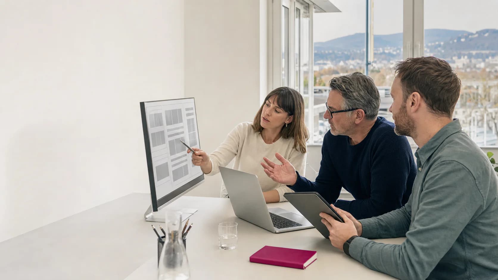 Team einer regionalen Webdesignagentur entwickelt gemeinsam das Konzept für eine Unternehmenswebsite