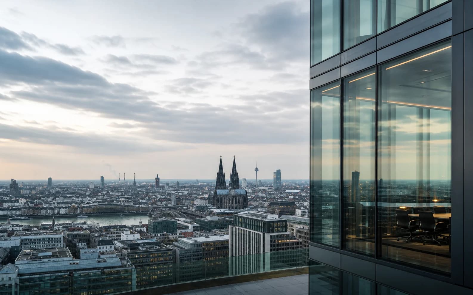 Moderne Kölner Bürostadtlandschaft mit Blick auf den Kölner Dom als regionales Motiv der fiktiven Forum-Recht-Konzeptwelt